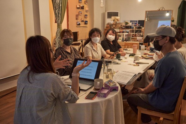 '지역서점 문화활동 지원사업’은 지역 서점이 주민들과 함께 글쓰기나 독서 모임 등 문화 활동을 할 수 있는 복합문화공간으로 거듭날 수 있도록 활동비를 지급하는 사업이다. (사진=경기도청)