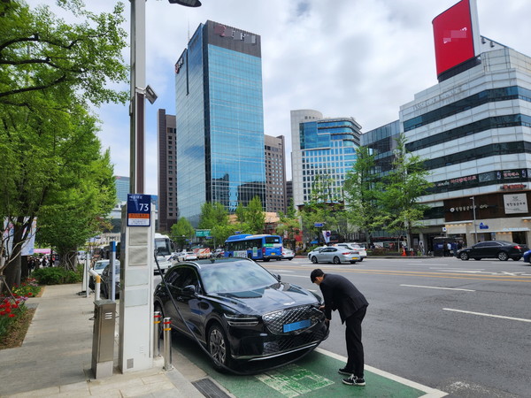 서울시는 전기차 이용자가 더욱 빠르고 편리하게 충전기를 찾을 수 있도록 전기차 충전소에 사물주소를 도입하고, 길도우미앱(티맵), 충전플랫폼사업자(티비유-일렉베리)을 통해 위치정보를 제공한다고 밝혔다. (사진=서울시청)
