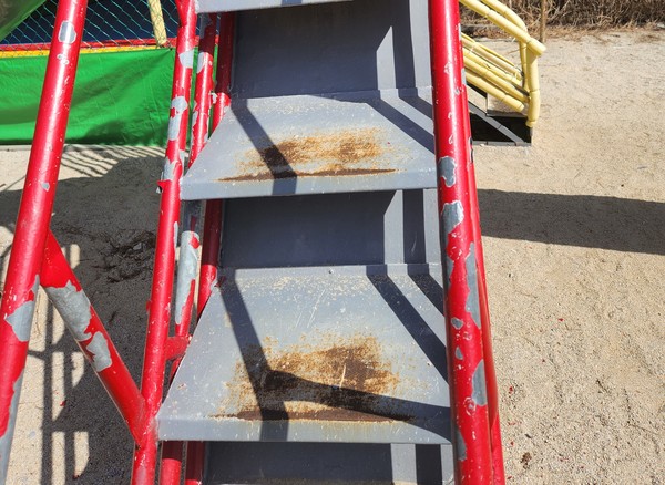 경기도 내 대부분의 민간 캠핑장과 키즈펜션이 안전 인증이나 설치검사를 받지 않은 어린이 놀이기구를 운영하고 있는 것으로 경기도 특정감사 결과 드러났다. 참고사진은 여주시 A 캠핑장 (사진=경기도청)