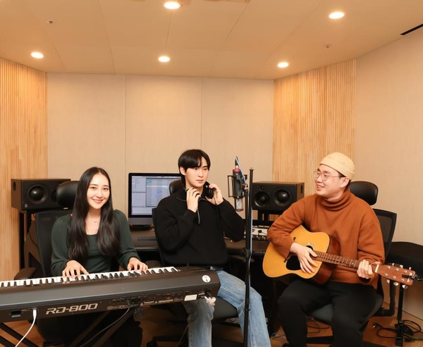 도봉구는 '도봉구 청년 기본 조례'를 개정해 서울시 자치구 최초로 청년연령을 기존 19세∼39세에서 19세∼45세로 상향했다. 참고사진은 도봉구 창동 이음스튜디오에서 청년 음악창작자들이 함께 음악을 연주하고 있는 모습 (사진=도봉구청)