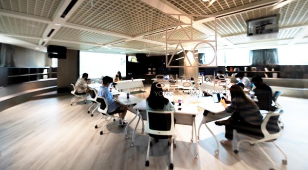 서울 용산구가 연말까지 청년이 행복한 도시 용산 조성을 위해 4개 분야 25개 사업에 77억 2700만원을 투입한다. 사진은 용산청년지음에서 회의중인 청년정책네트워크 모습 (사진=용산구청)