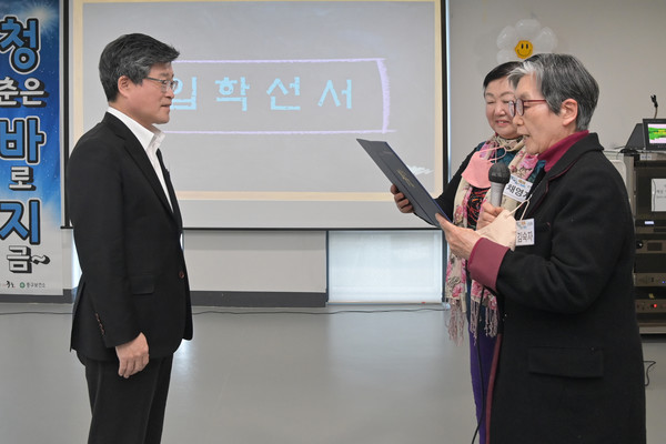 중구(구청장 김길성)가 특색있는 프로그램으로 큰 호응을 얻고 있다. '청춘은 바로 지금 학교'로 호평을 얻고 있다. 사진은 청바지학교 입학선서 모습 (사진=서울 중구청)