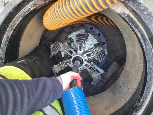 서울시 상수도사업본부는 도심 속 먹는 물길인 상수도관의 신뢰도를 높일 수 있도록 올해 100억의 예산을 투입해 세척을 본격 시행한다. 사진은 세척 기계 투입 전경 (사진=서울시청)