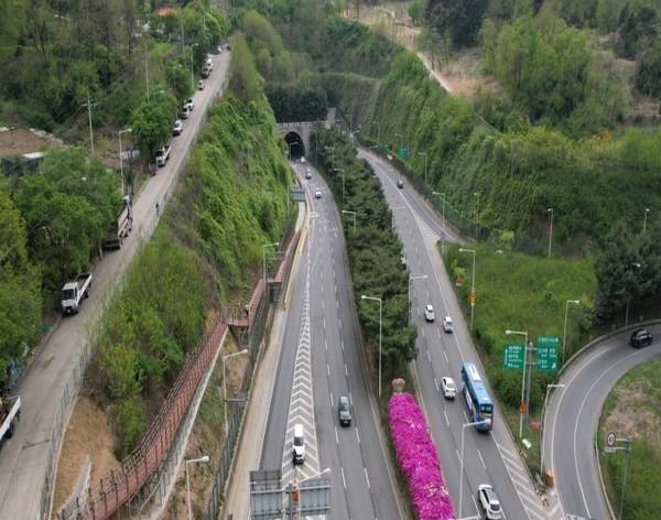 지난해 4월, 20년간의 유료 운영을 마치고 전면 무료화된 문학터널에 시민의 아이디어를 반영한 구조개선사업이 28일 완료된다. (사진=인천시청)