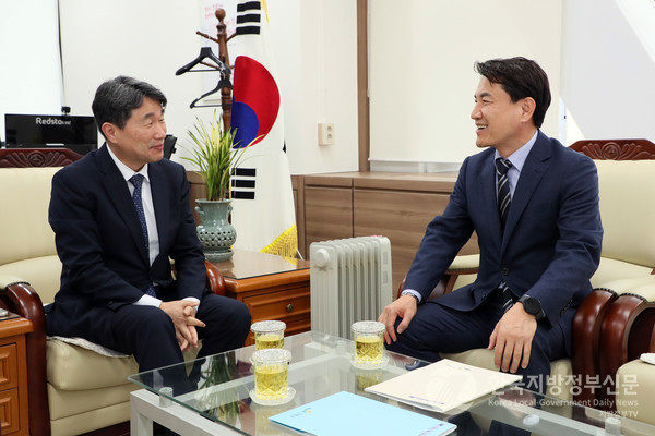 김진태 강원도지사는 27일 직접 정부서울청사를 방문해 이주호 사회부총리 겸 교육부 장관과 면담을 가졌다/사진=강원도