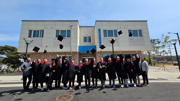 수도권에서는 유일한 미래 어업인을 위한 교육기관인 경기도 귀어(歸漁) 학교가 28일 해양수산자원연구소 다목적강당에서 2023년 1기 수료식을 진행했다. (사진=경기도청)
