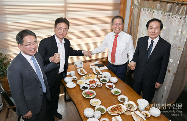 홍준표 대구광역시장은 이철우 경북도지사, 김진열 군위군수, 김주수 의성군수와 대구경북통합신공항의 성공적인 건설을 위한 간담회를 개최했다/사진=대구시