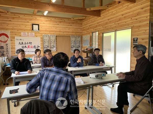 강진원 강진군수(뒷줄 오른쪽 두번째)와 방문단은 지난 27일, 농촌 재생 모델로 세계적인 주목을 받고 있는 일본 큐슈 아지무마치(安心院町) 그린투어리즘연구회를 방문했다.(사진=강진군청)