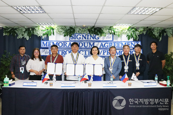 청송군은 28일 필리핀 마닐라에서 현지 대형유통업체인 디존팜 및 청송사과유통센터와 3자간 수출·입 업무 협약을 체결했다/사진=청송군