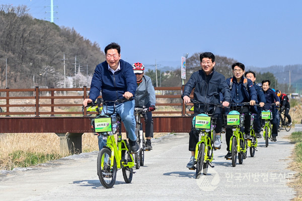 지난 달 1일 원강수 원주시장과 공무원들이 원주천 르네상스 조성사업 자전거 라이딩 현장실사 모습/사진=원주시