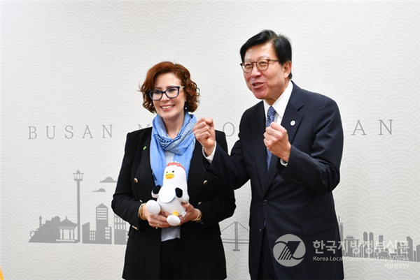 박형준 부산시장은 지난 1일 시청 국제의전실에서 칼라 잠벨리 브라질 국회의원을 만나 브라질과의 교류 확대 방안 등을 논의했다/사진=부산시