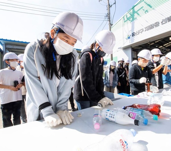 서울 용산구가 초등생과 함께 ‘집 나간 쓰레기의 여행’을 시작했다. (사진=용산구청)