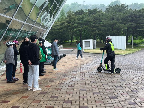 PM 교육 사진서울시는 이용자의 안전주행 의식을 함양하고 보행자를 배려하는 건강한 자전거·개인형 이동장치 이용문화 조성을 위해 다양한 현장 교육을 실시한다고 밝혔다. 사진은 개인형 이동장치(PM)  교육 모습 (사진=서울시청)