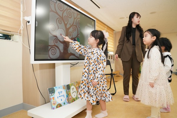 종로구가 전국 최초로 고흐, 모네 등 거장의 명화를 기반으로 하는 교육 콘텐츠 '디지털 창의놀이터'를 개발하고 5월부터 관내 국공립 어린이집 40개소에 보급한다. 창의놀이터 모습 (사진=종로구청)