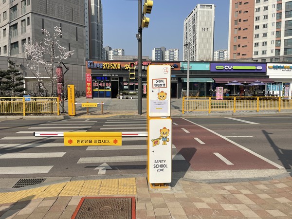 화성시가 초등학교 앞 횡단보도 어린이 교통사고 위험 원천 차단을 위해 AI를 접목한 ‘스마트 스쿨존 보행안전시스템’을 운영한다고 3일 밝혔다. (사진=화성시청)