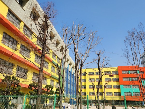 서울시는 4일 서울시청 서소문청사에서 서울시 교육청과 '학교 탄소중립 및 온실가스 감축을 위한 업무협약'을 체결하고, 학교 건물의 에너지 성능을 높이고 신재생에너지, 전기차 충전기를 보급하는 등 온실가스 감축을 위해 힘을 모은다. 참고사진은 관련기사와 직접적인 관련이 없음 (사진=김지수 기자)