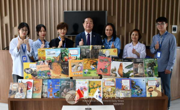 이언구 전 충북도의회 의장이 베트남 KGS국제학교에 기증한 한국도서를 수령하고 있다. 안경환 KGS 이사장(중앙), 장지영 하노이KGS 행정실장(왼쪽 세번째)(사진=베트남 KGS국제학교)