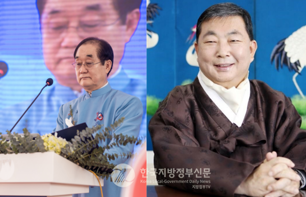 안경환 베트남 KGS국제학교 이사장(왼쪽)과 한국도서를 기증한 이언구 전 충북도의회 의장(오른쪽)(사진=유정 기자}