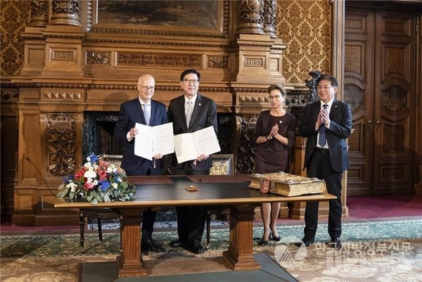 부산시 박형준 시장이 4일(현지시각) 독일 함부르크 상공회의소에서 친환경 해양 콘퍼런스 및 투자유치 설명회를 열었다/사진=부산시