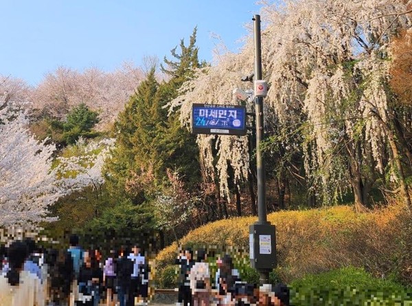 서대문구는 기존 무장애 숲길에 첨단 기술을 접목한 ‘스마트 안심 안산자락길’을 최근 개통했다고 8일 밝혔다. (사진=서대문구청)