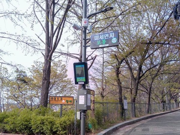 첨단 기술을 접목한 스마트 안심 안산자락길 모습 (사진=서대문구청)