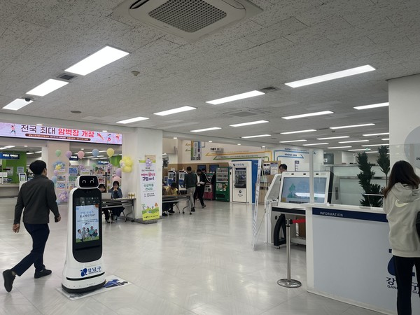 강남구청 안내로봇 모습 (사진=강남구청)