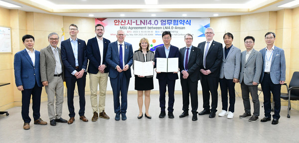 안산시(시장 이민근)는 독일의 성공적인 4차 산업혁명 전환 사례를 공유하고, 4차 산업 중심의 신산업을 육성하기 위해 독일 LNI4.0(Labs Network Industrie 4.0)과 업무협약을 체결했다고 10일 밝혔다. (사진=안산시청)