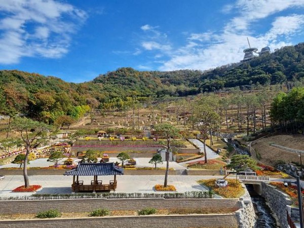 화개정원은 교동대교 개통 이후 접경지역 주민의 관광자원 개발요구가 높아짐에 따라 지역 경제 활성화를 위해 추진한 화개산 관광자원화 사업의 일환으로 조성됐다. (사진=인천시청)