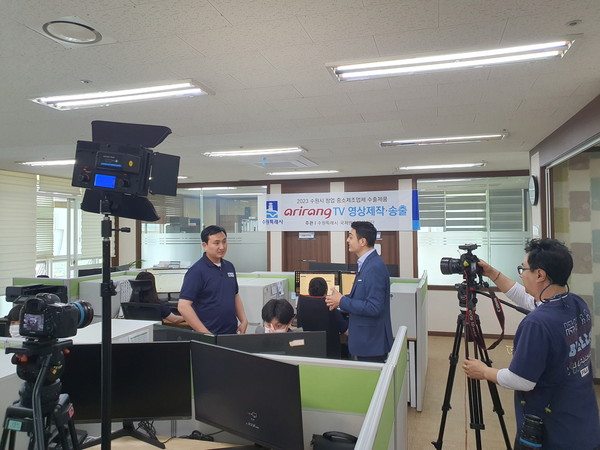 수원시가 아리랑TV와 함께 중소 제조기업을 홍보하는 영상을 제작해 전 세계 106개국에 송출한다. 사진은 수원시의 한 중소 제조기업에서 홍보 영상을 촬영하고 있는 모습 (사진=수원시청)