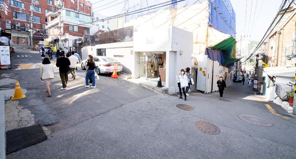 서울 용산구가 다중인파 밀집지역 안전사고 예방조치 일환으로 ‘이태원관광특구 보행환경 개선 사업’을 추진한다. 이태원관광특구 보행환경 개선 대상지 중 하나인 한남동 카페거리 인근 보차혼용도로 (사진=용산구청)