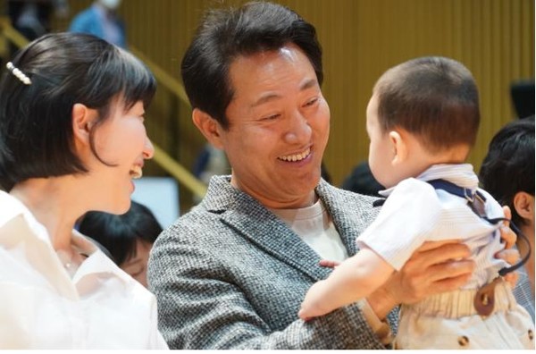 오세훈 시장은 초저출생 현상 심화로 다자녀 가족이 줄어드는 상황에서, 두배, 세배의 비용과 품이 드는 다둥이 양육의 경제적 부담을 조금이나마 덜어주기 위해 43만 ‘다자녀 가족’에 대한 지원을 강화한다고 밝혔다. (사진=서울시청)
