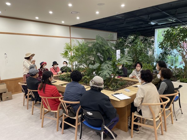 광명시(시장 박승원)가 어르신들의 인지건강 증진을 돕는 ‘실내형 어르신 다감각 인생정원’을 전국 최초로 개소했다. (사진=광명시청)