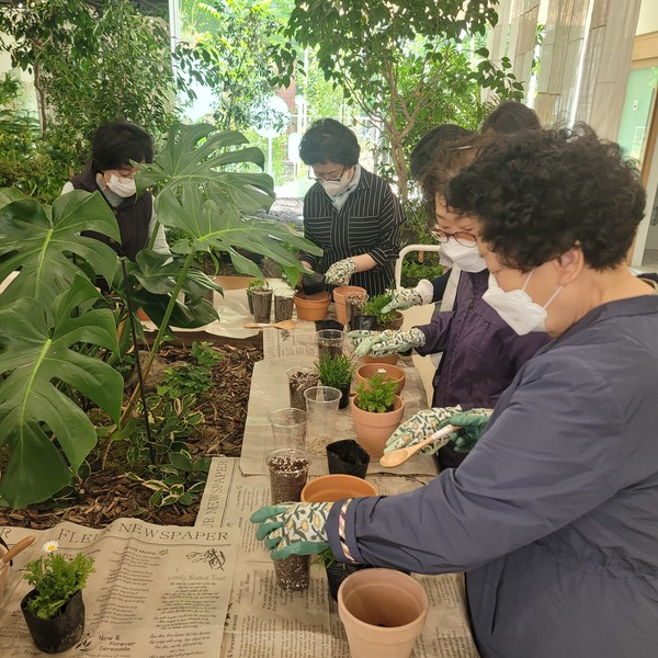 ‘인생정원’은 어르신 치매 예방과 건강증진을 도모하는 인지건강 친화 공간으로, 그간 활용도가 낮았던 복지관 별관 강당에 설치했다. (사진=광명시청)