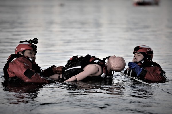 서울특별시 소방재난본부는 “지난 15일부터 오는 10월 31일까지 여름철 풍수해에 대비한 긴급구조대응 종합대책을 추진한다”라고 17일 밝혔다. 수난구조 훈련 모습 (사진=서울시청)