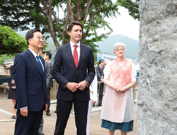김동연 경기도지사가 18일 쥐스탱 트뤼도(Justin Pierre James Trudeau) 캐나다 총리를 만나 6.25 가평전투에 참전했던 캐나다군을 추모했다. (사진=경기도청)