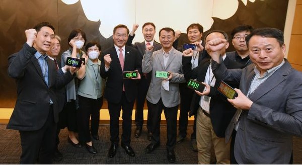 인천광역시는 유정복 시장이 5월 18일 서울스퀘어(서울 중구 소재)에서 열린 '국가첨단전략산업 특화단지 추진전략 발표회'를 방문해 반도체 특화단지 유치 활동을 전개했다고 밝혔다. (사진=인천시청)