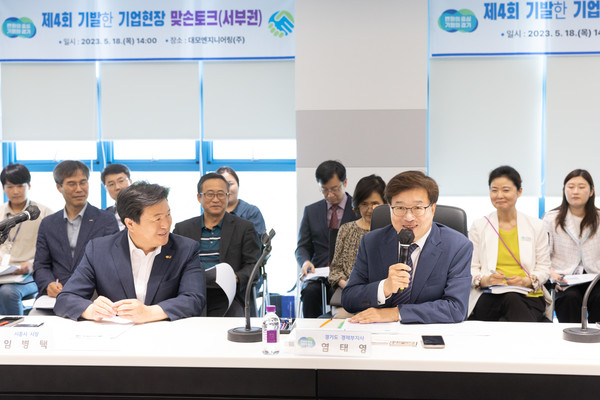 염태영 경기도 경제부지사는 기업 현장 의견을 듣고 고충을 해결하기 위해 시흥시 대모엔지니어링에서 ‘제4회 기발한 기업현장 맞손토크’를 열고 경기도 서부권역 소재 기업인들과 소통의 시간을 가졌다. (사진=경기도청)