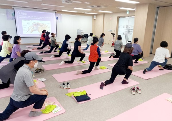 건강도시학교 스트레칭 수업 모습 (사진=양천구청)