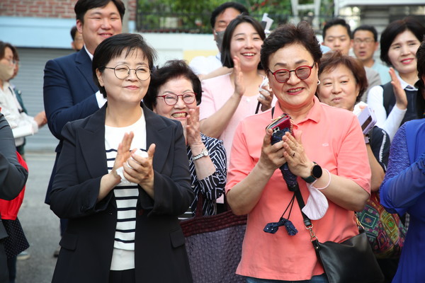 서울 강북구(구청장 이순희)가 노후빌라 관리를 위해 전국 자치구 최초로 ‘빌라관리소’를 운영해 화제다. 구는 2개월 시범운영을 마치고 지난 19일 샛강어린이공원에서 빌라관리소 개소식을 열었다. (사진=강북구청)