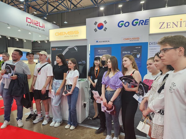 경기도는 지난 5월 17일부터 19일까지 카자흐스탄 알마티에서 열린 ‘2023 카자흐스탄 의료기기전시회(Kazakhstan International Healthcare Exhibition)’에 경기도 의료산업체 공동관을 구성하고 60건, 710만 달러 규모의 수출 상담 실적을 올렸다고 22일 밝혔다. (사진=경기도청)