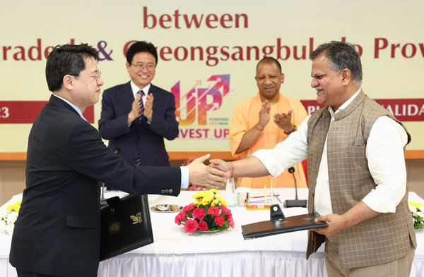 경상북도(도지사 이철우)는 22일 인도 우타르 프라데시(U.P.)주에서 요기 아디티아나트(Yogi Adityanath) 총리와 만나 환담하고 상호교류 협약을 체결했다(사진=경북도청)