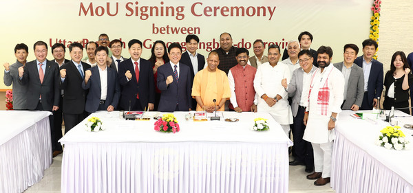 경상북도와 U.P주 관계자들이 상호교류 협약 후 기념촬영을 하고 있다(사진=경북도청)