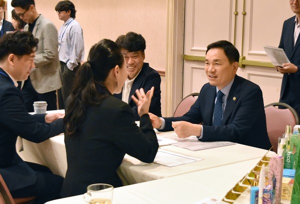 조성명 강남구청장은 “앞으로 기업들의 해외 시장 진출을 돕기 위해 통상촉진단 파견, 투자유치 지원 등 다양한 지원을 하겠다”고 밝혔다. 사진은 수출상담회에 참석한 조성명 강남구청장 모습 (사진=강남구청)