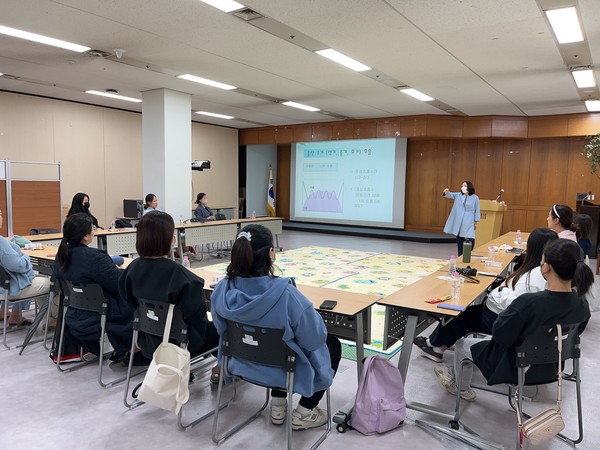 동대문구(구청장 이필형)가 지속적으로 운영하고 있는 출산준비교실이 임산부들에게 큰 호응을 얻고 있다. 출산준비교실 대면교육 모습 (사진=동대문구청) 