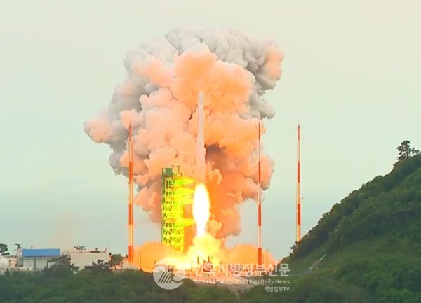한국형 로켓 누리호가 25일 오후 6시24분 전남 고흥 나로우주센터 발사대에서 화염을 내뿜으며 우주로 날아오르고 있다(사진=한국항공우주연구원)