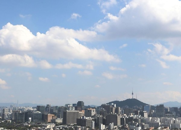 서울특별시, 인천광역시, 경기도는 유엔환경계획(UNEP)과 공동으로 지난 2005년부터 2020년까지 15년간 수도권 지역의 대기질 개선 정책 성과와 전망 등을 담은 '서울, 인천, 경기지역의 대기질 개선 경험과 시사점' 보고서를 발표했다고 밝혔다. 사진은 서울시 모습, 참고사진은 해당기사와 직접적인 관련이 없음 (사진=서울시 공식 SNS)