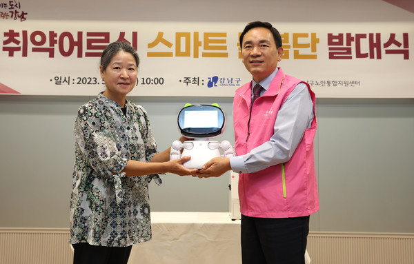 강남구(구청장 조성명)가 30일 오전 10시 청담평생학습관에서 ‘취약어르신 스마트돌봄단’ 발대식을 열고, AI·반려로봇 활용 독거어르신 집중돌봄서비스를 본격 추진한다. (사진=강남구청)