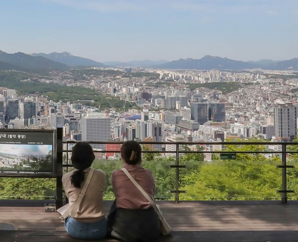 서울시는 청년 정책을 고도화하고 청년통계를 개발하고자 서울시복지재단, 4개의 민간기업과 함께 보유데이터를 활용하여 ‘서울 청년 금융 데이터 개발’을 추진한다. 참고사진은 해당 기사와 직접적인 관련이 없음 (사진=서울시 공식 SNS)