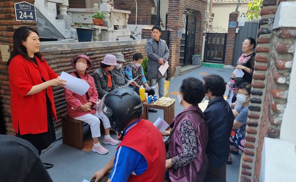 장승배기로 5길 틈새공간 도시디자인 적용을 위해 주민들의 의견을 수렴하는 모습 (사진=동작구청)