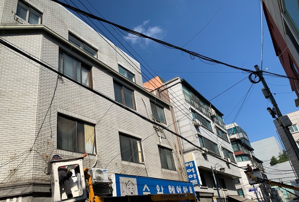 송파구(구청장 서강석)가 과학기술정보통신부의 2023년도 공중케이블 정비 시범사업지역으로 선정, 사업비(국비) 27억 원을 확보해 올해 11월까지 4개동 정비에 나선다고 밝혔다. (사진=송파구청)